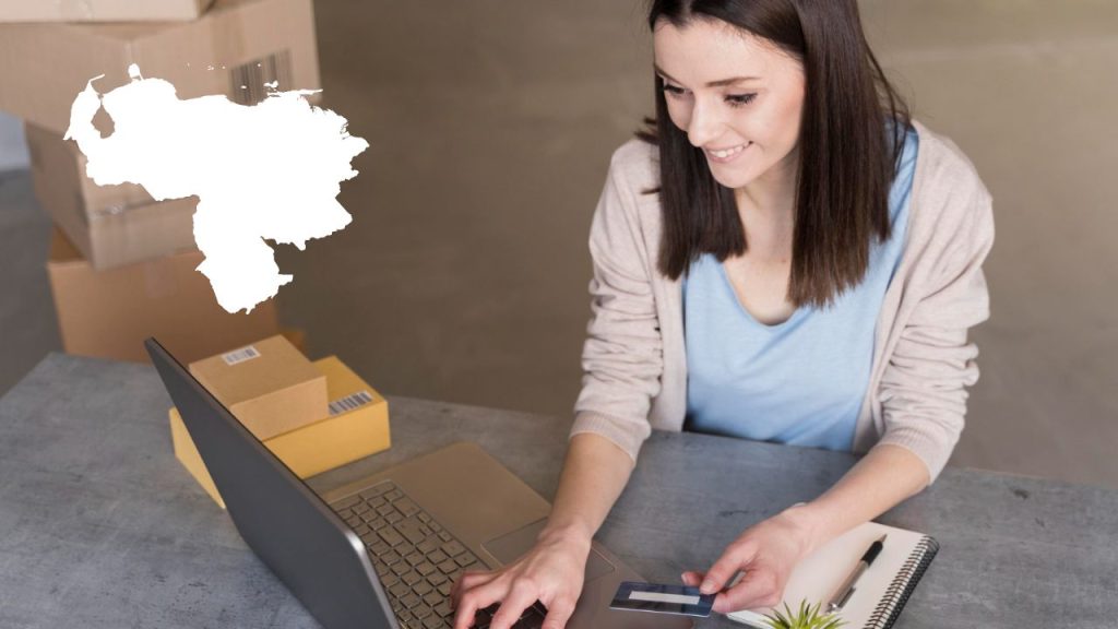 Emprendedora venezolana gestionando su tienda online